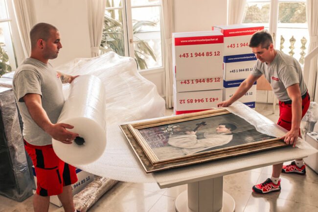 Wiener Möbelpacker verpacken Kunstwerk