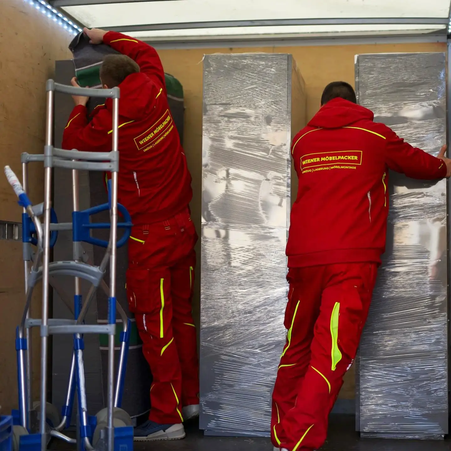 Arbeiter beladen einen Umzugswagen