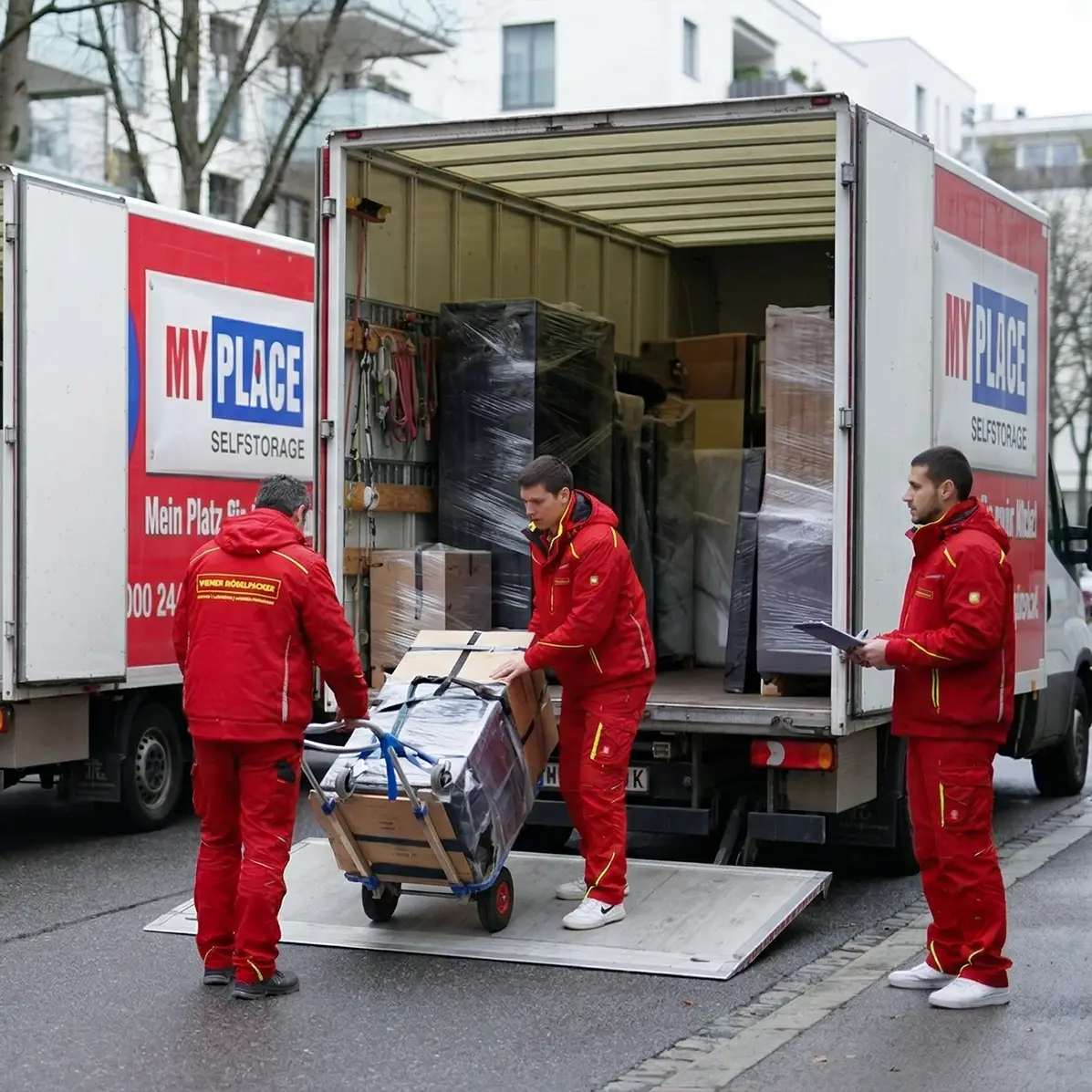 Arbeiter entsorgen alte Möbel