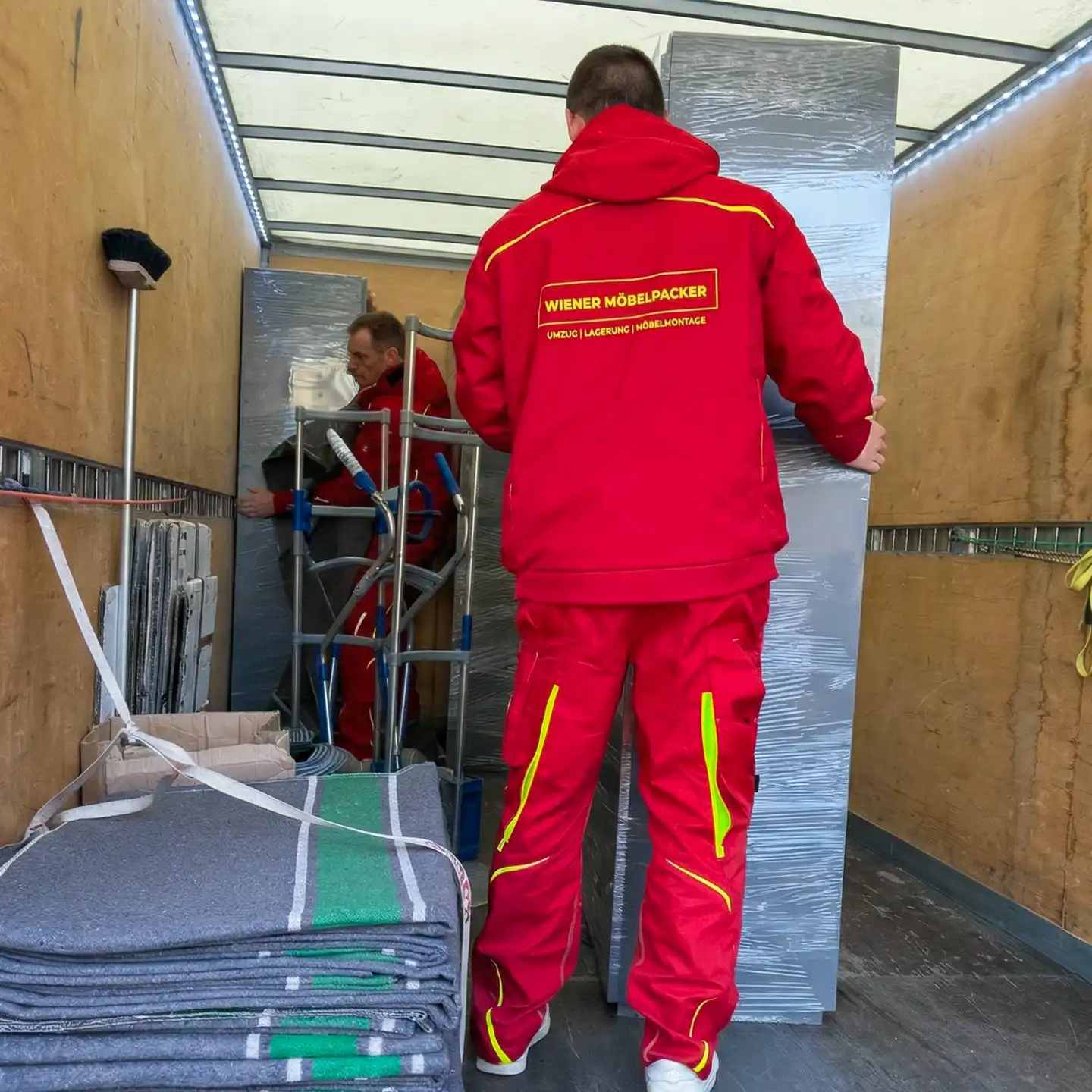 Beladung des Umzugswagens in Dornbirn