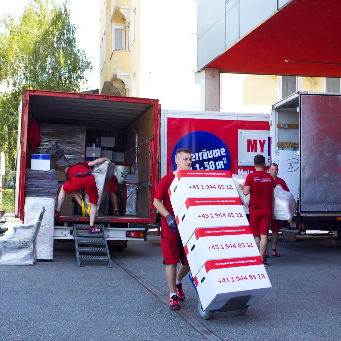 Das Umzugsteam packt in den LKW