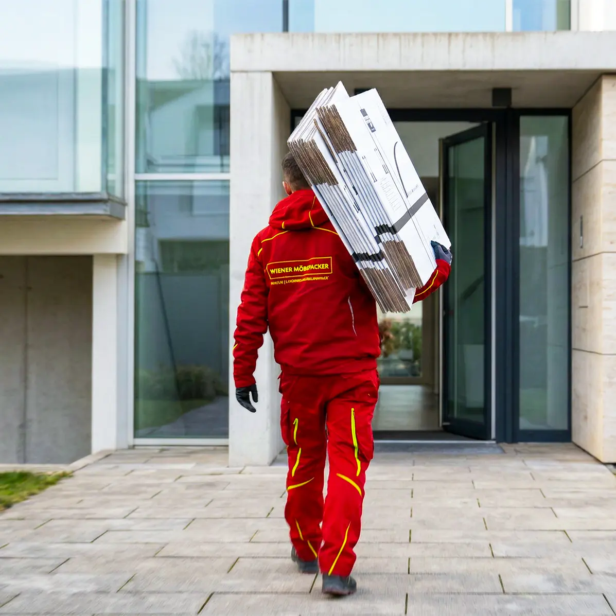 Der Möbelpacker trägt die Kisten