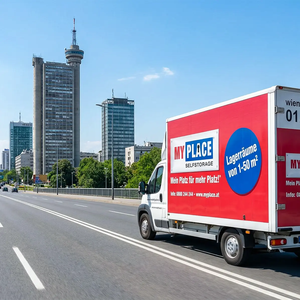 Ein Umzugswagen fährt in Belgrad ein