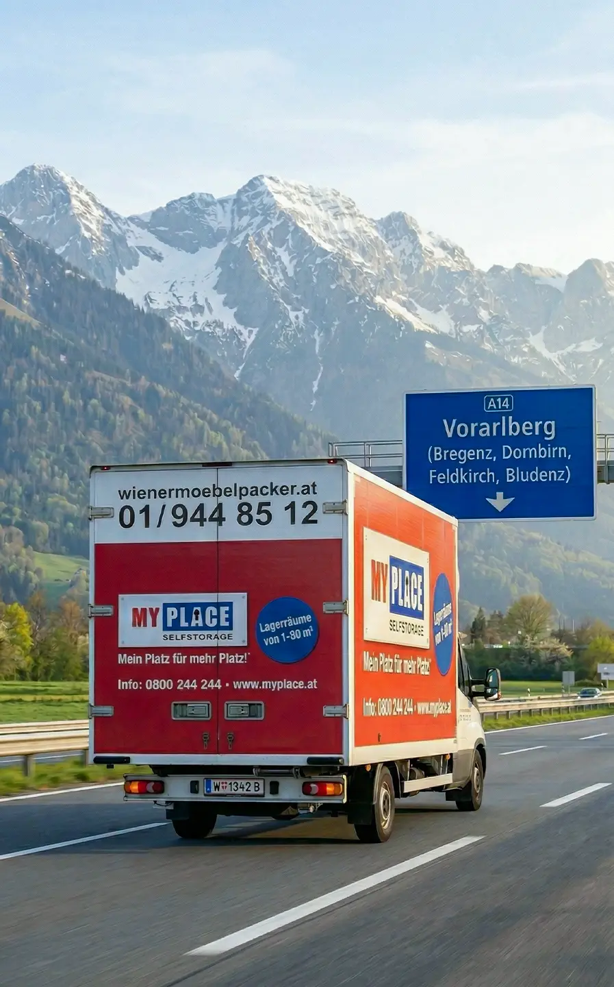 Ein Umzugswagen fährt nach Vorarlberg