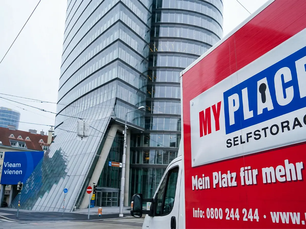 Ein Umzugswagen vor dem Vieam Vienen Gebäude