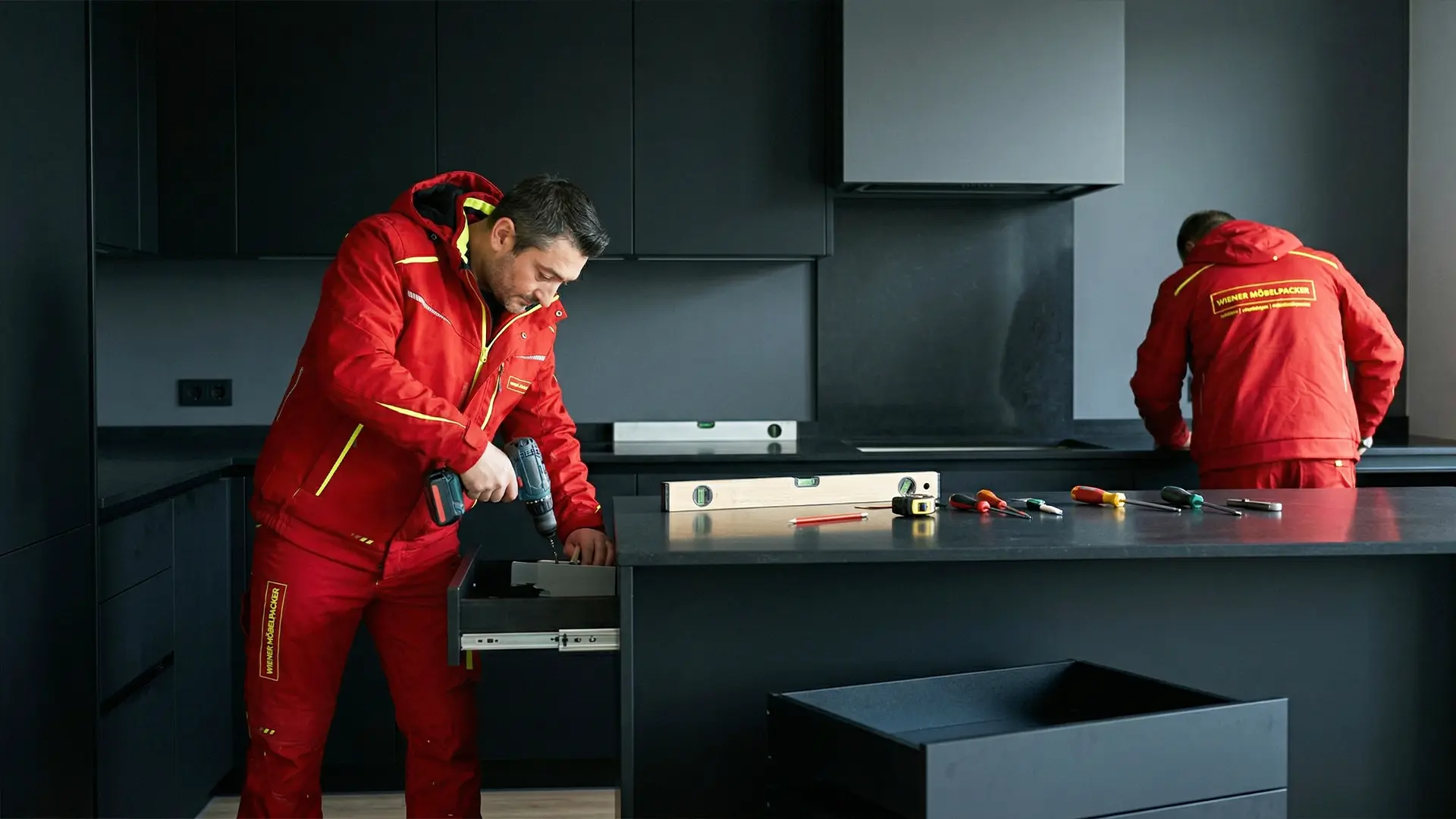 Küchenmontage durch Profis in moderner Küche