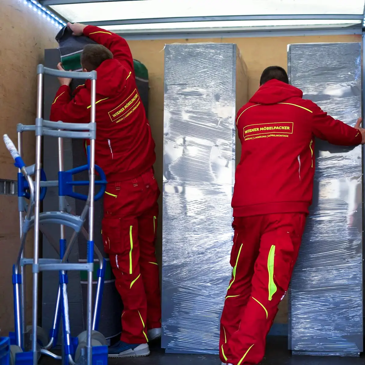 Möbel werden im Umzugslaster gesichert