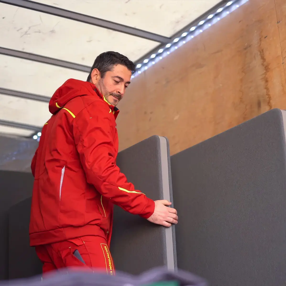 Möbelpacker beim Transport