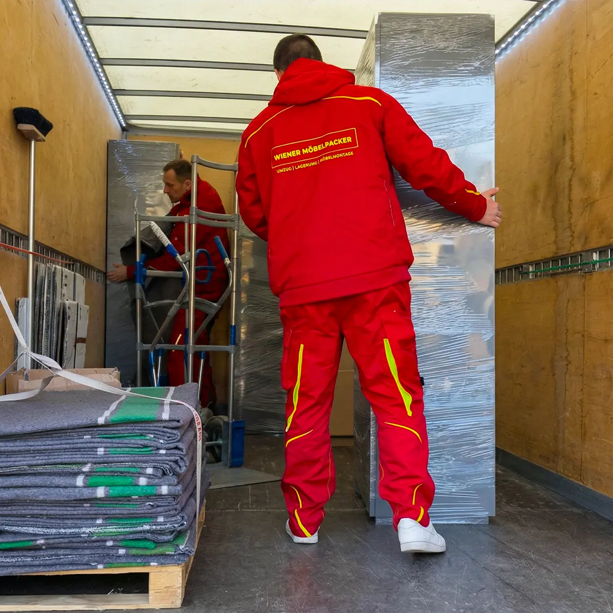 Möbelpacker beladen den LKW