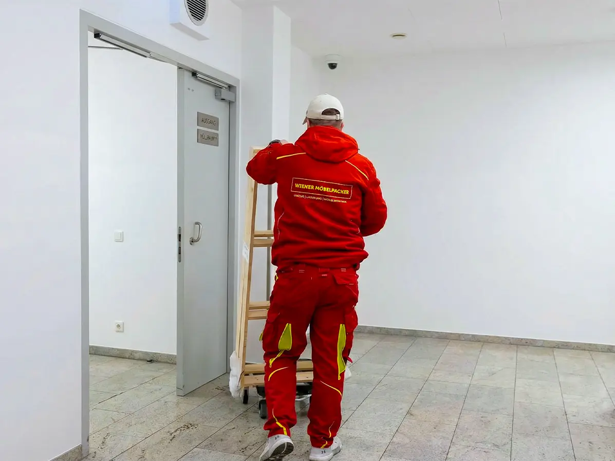 Möbelpacker betritt den Aufzug
