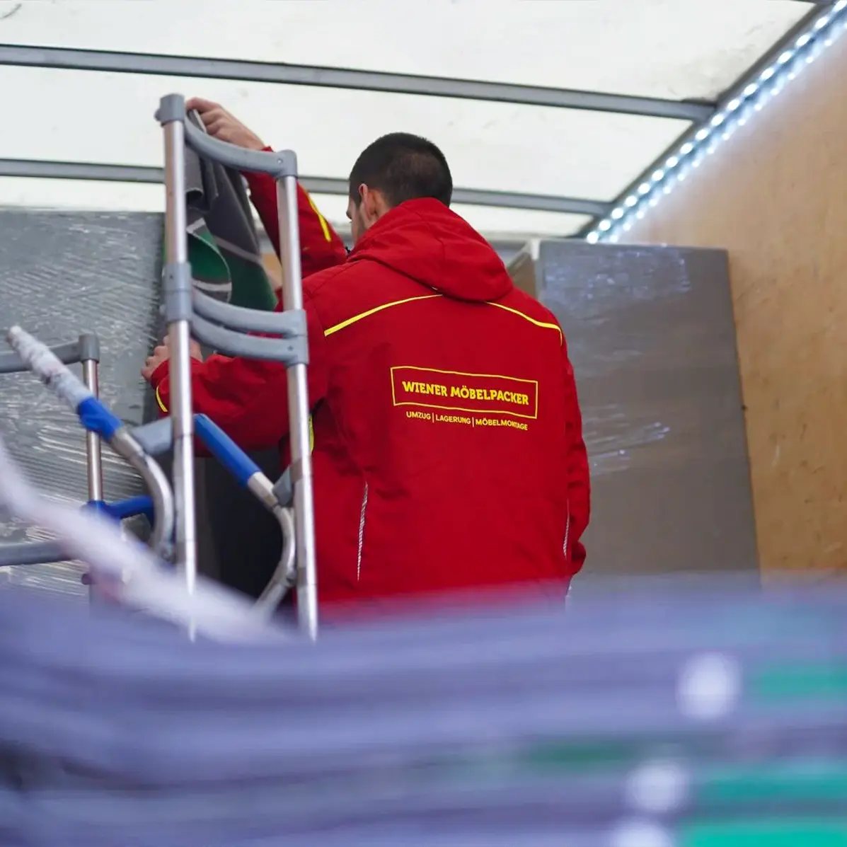 Möbelpacker im Umzugswagen