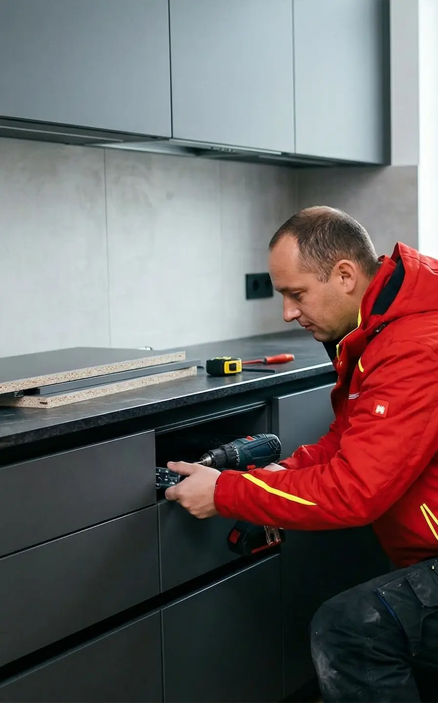 Möbelpacker montiert Küche