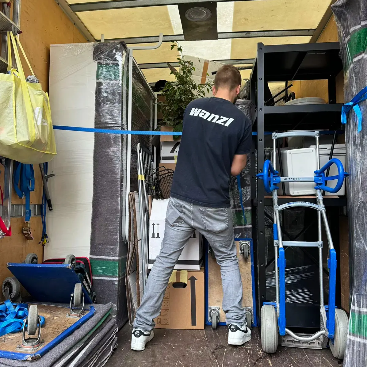 Möbelpacker schützt Umzugsgut