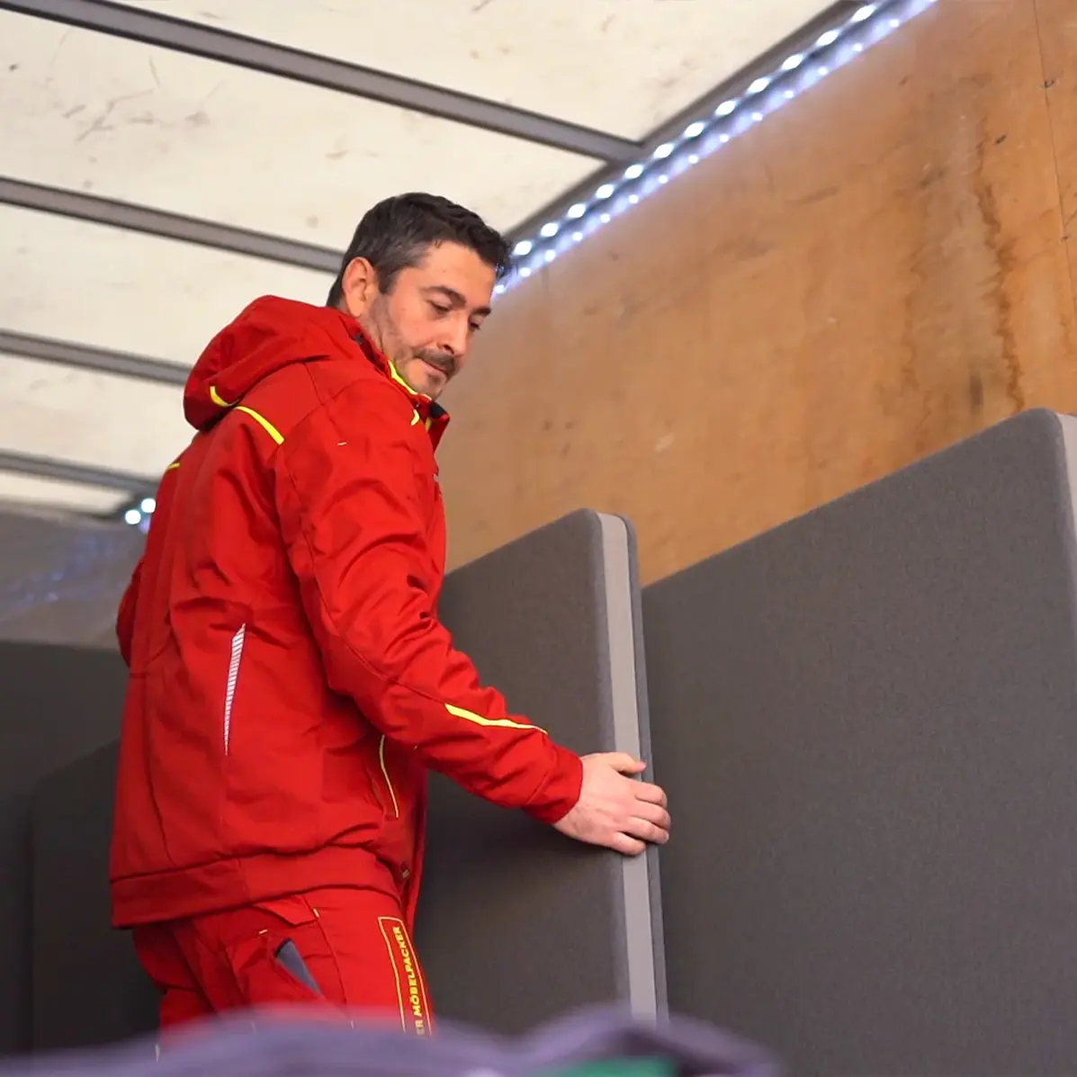 Möbelpacker sortieren alte Gegenstände