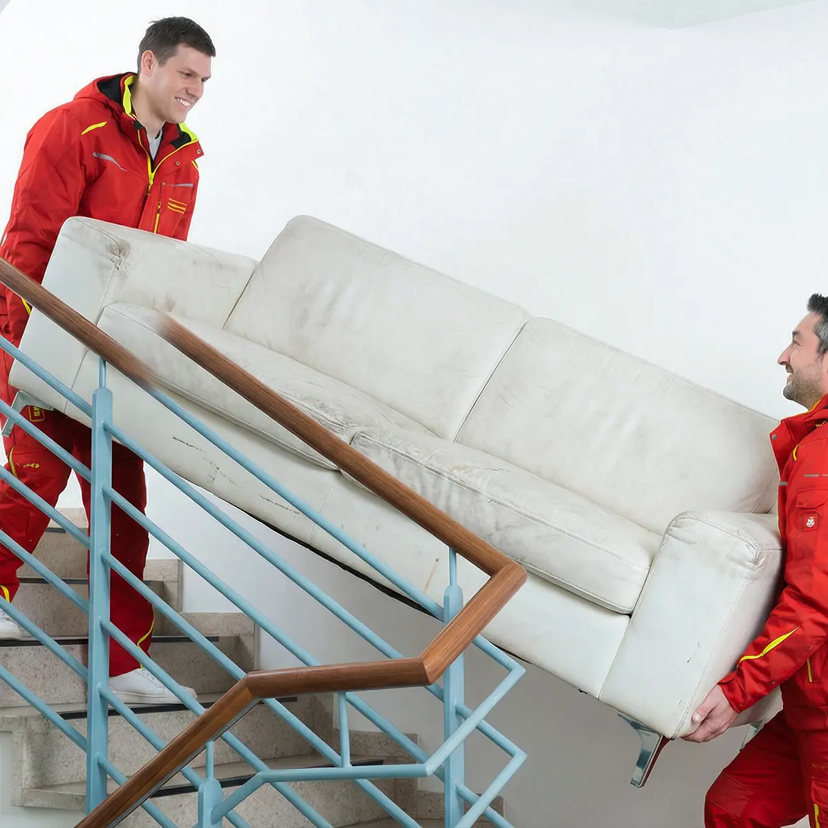 Mobelpacker tragen alte Mobel