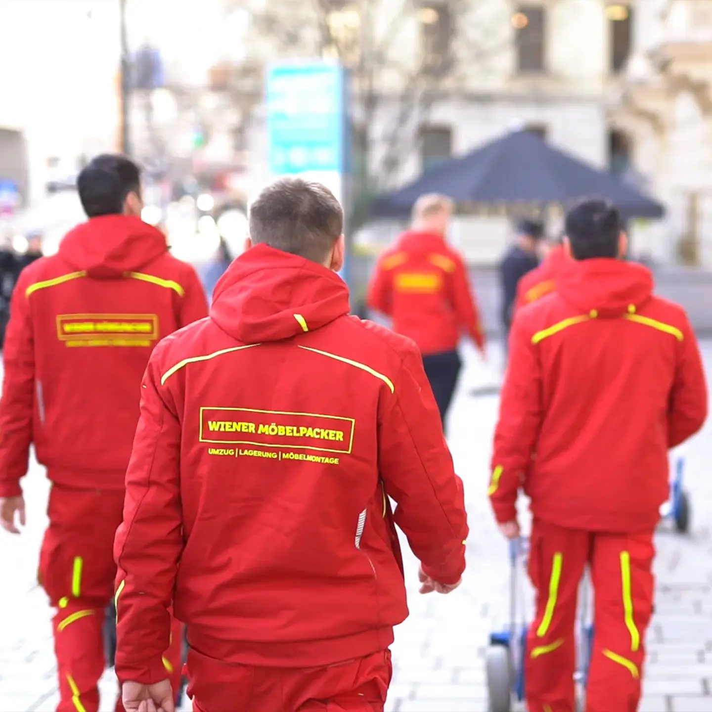 Möbelpacker unterwegs zum Umzug