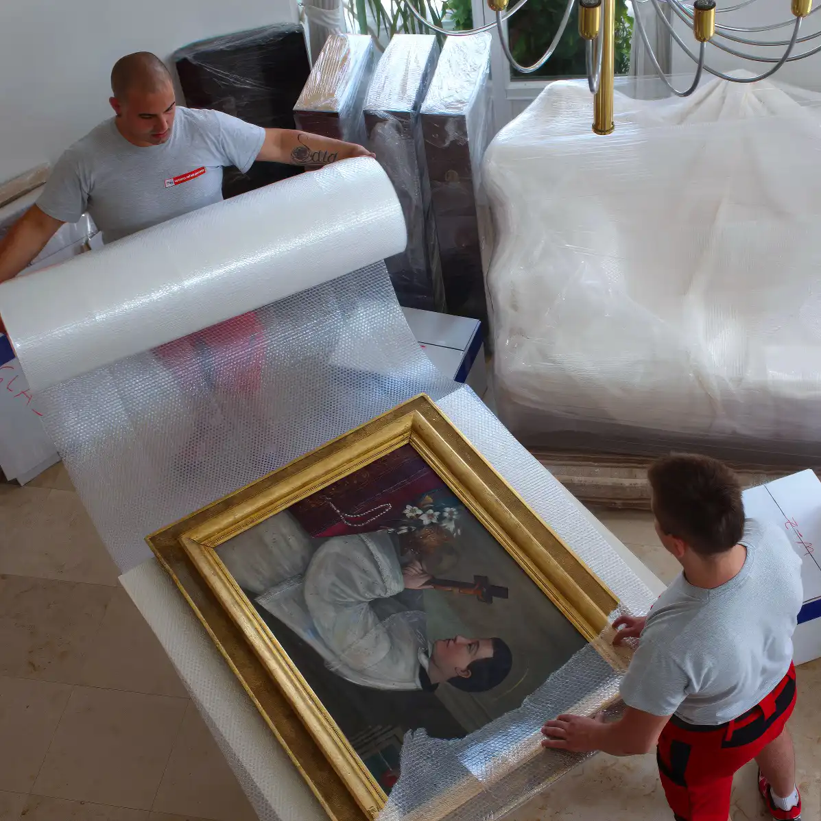 Möbelpacker verpacken Spezialrahmen