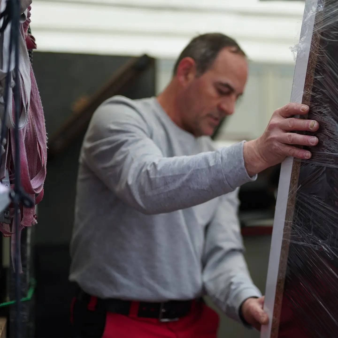 Möbelpacker verpackt Möbel sicher