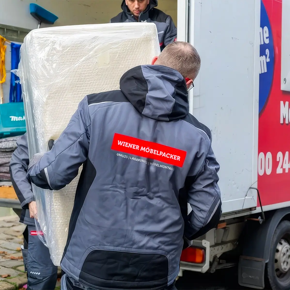 Professioneller Umzug mit Möbelpacker Team