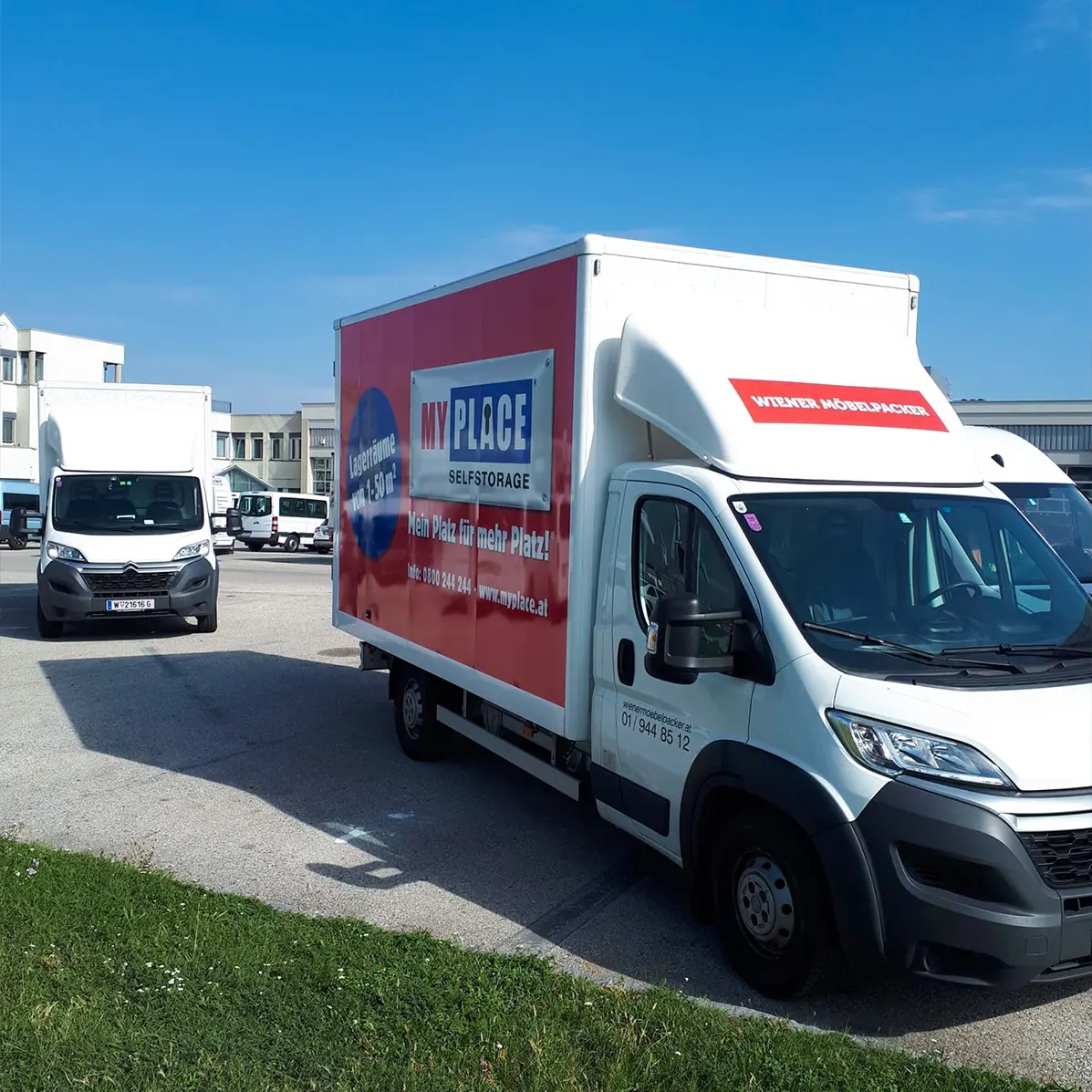 Umzugsfahrzeuge am Morgen