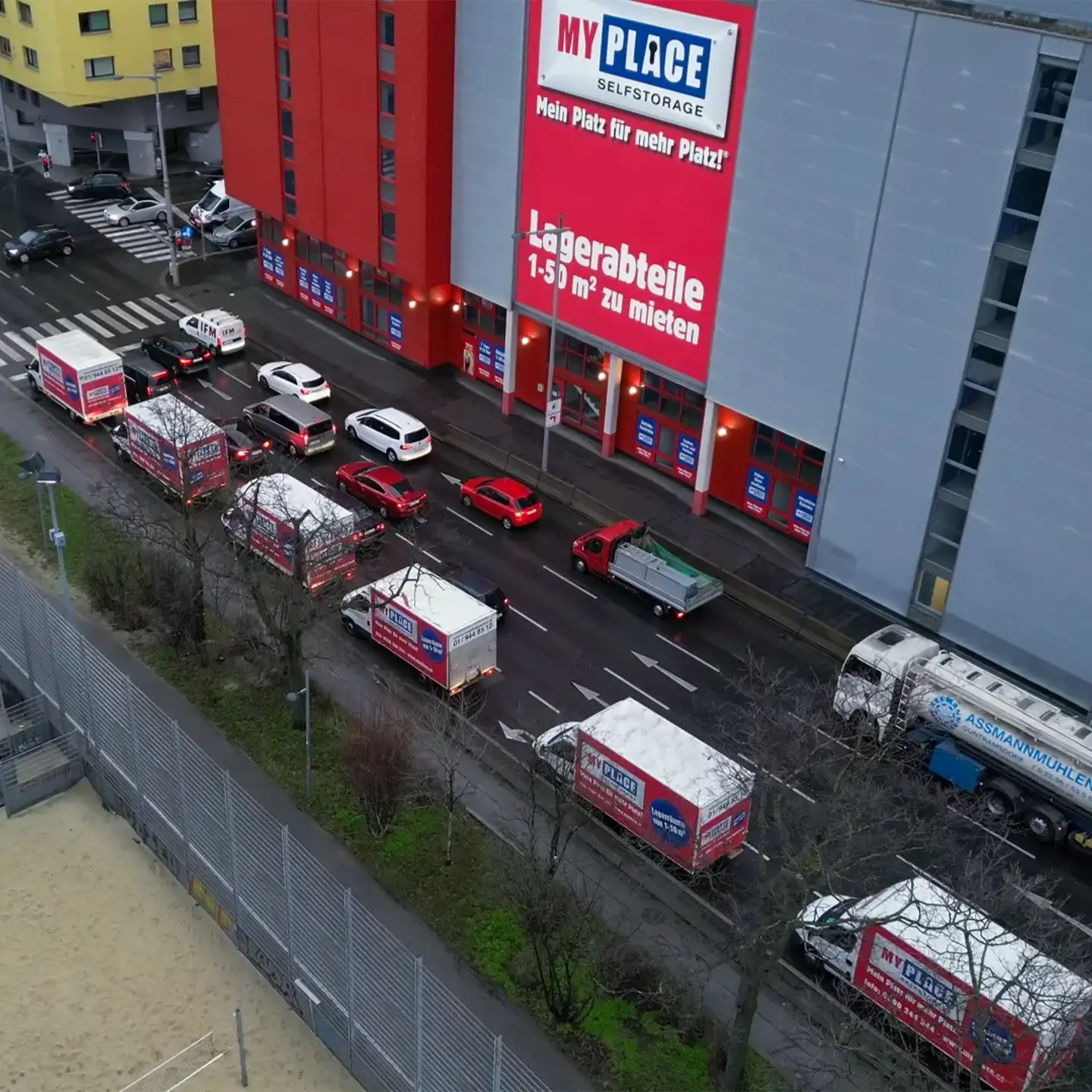 Umzugsfirma mit LKW in Wien bei der Arbeit