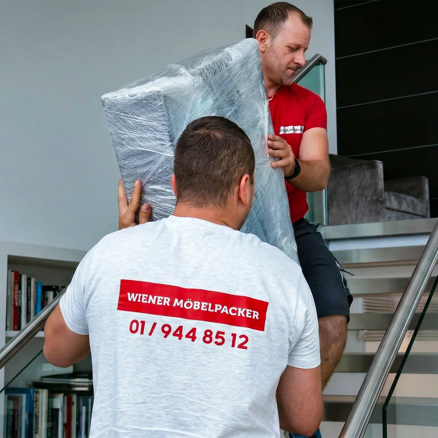 Umzugshelfer Innsbruck - Möbeltransport im Treppenhaus