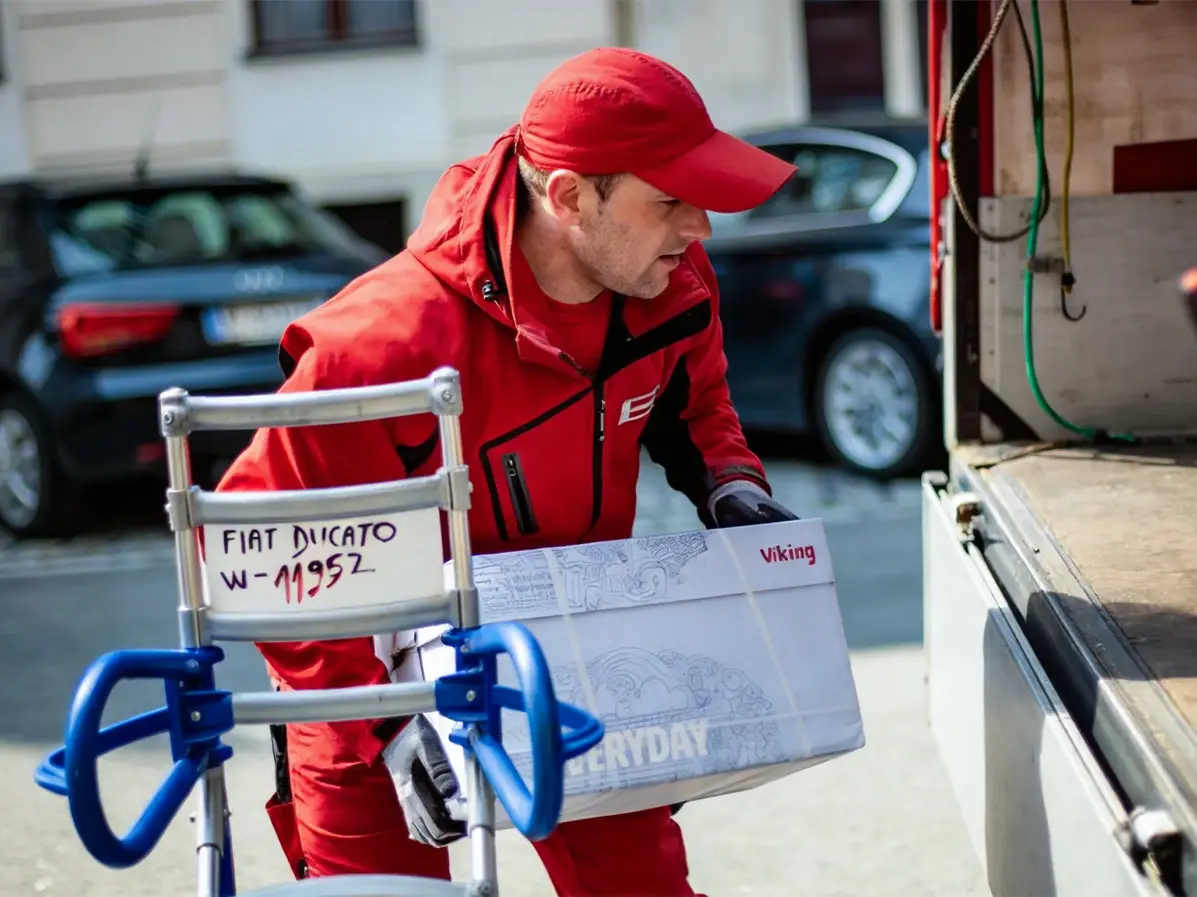 Umzugshelfer laden Umzugsgut ein
