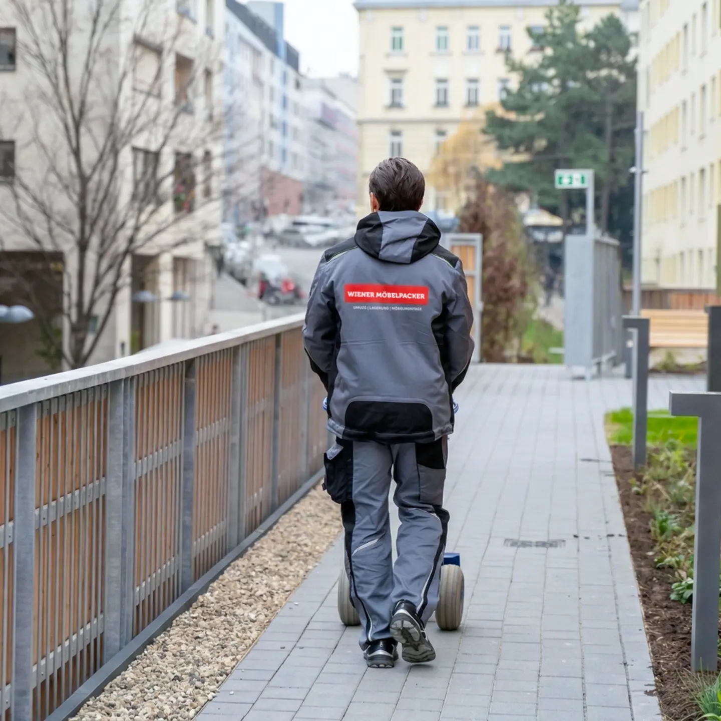 Umzugshelfer mit Transportwagen