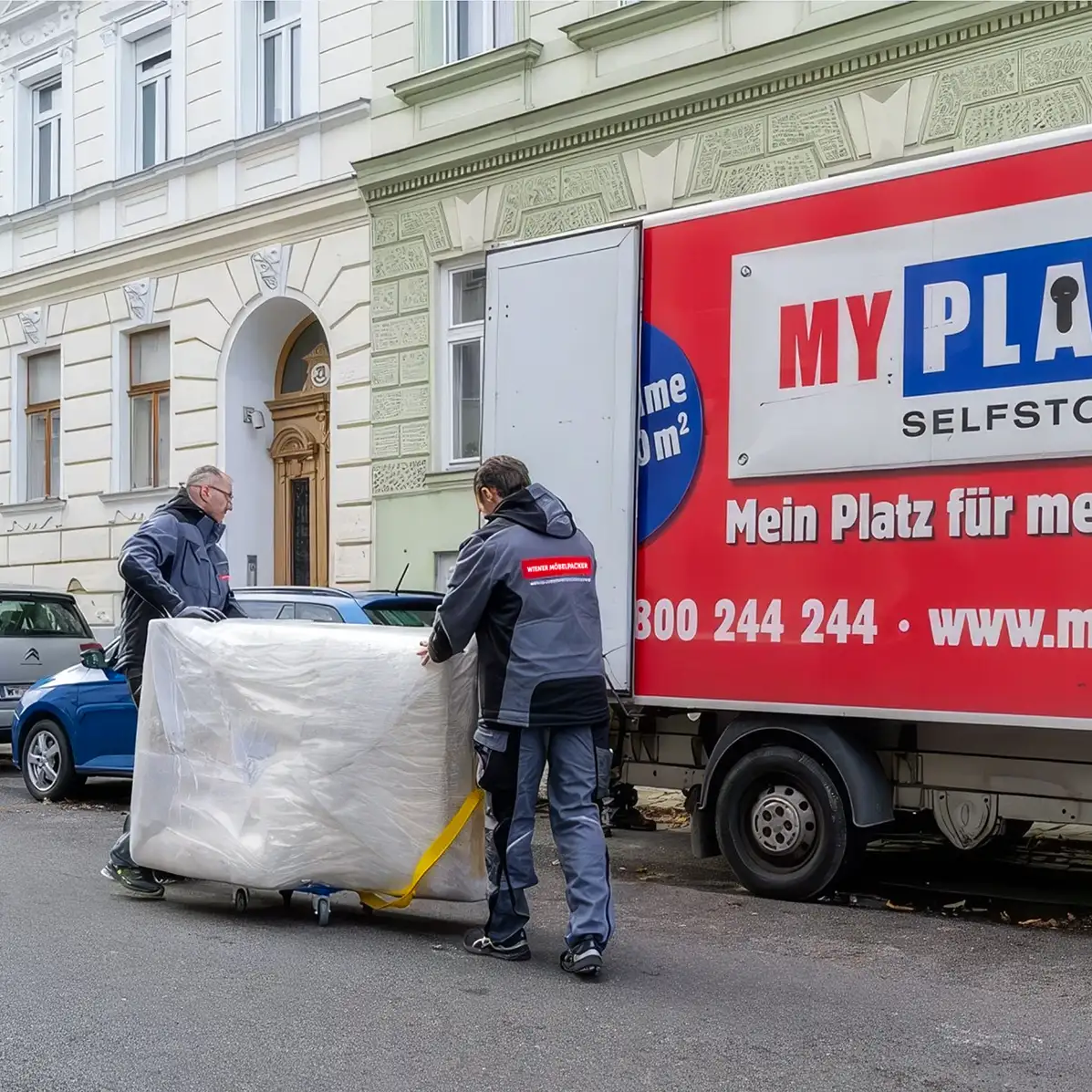 Umzugshelfer tragen Möbel sicher ins Fahrzeug