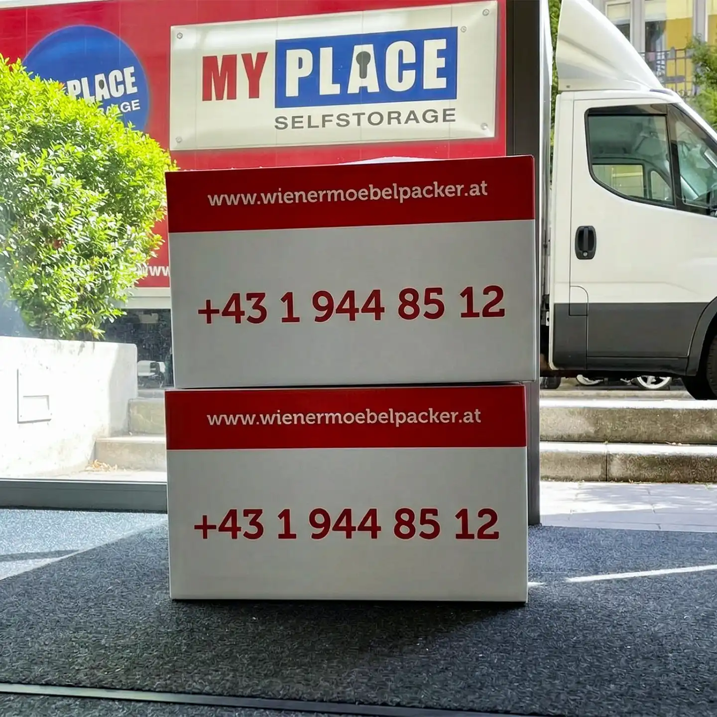 Umzugskartons bereit für Transport nach Westen