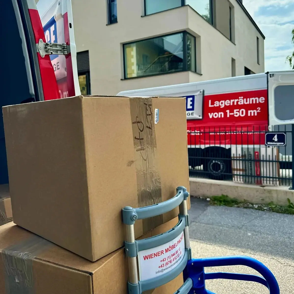 Umzugskisten vor dem Haus