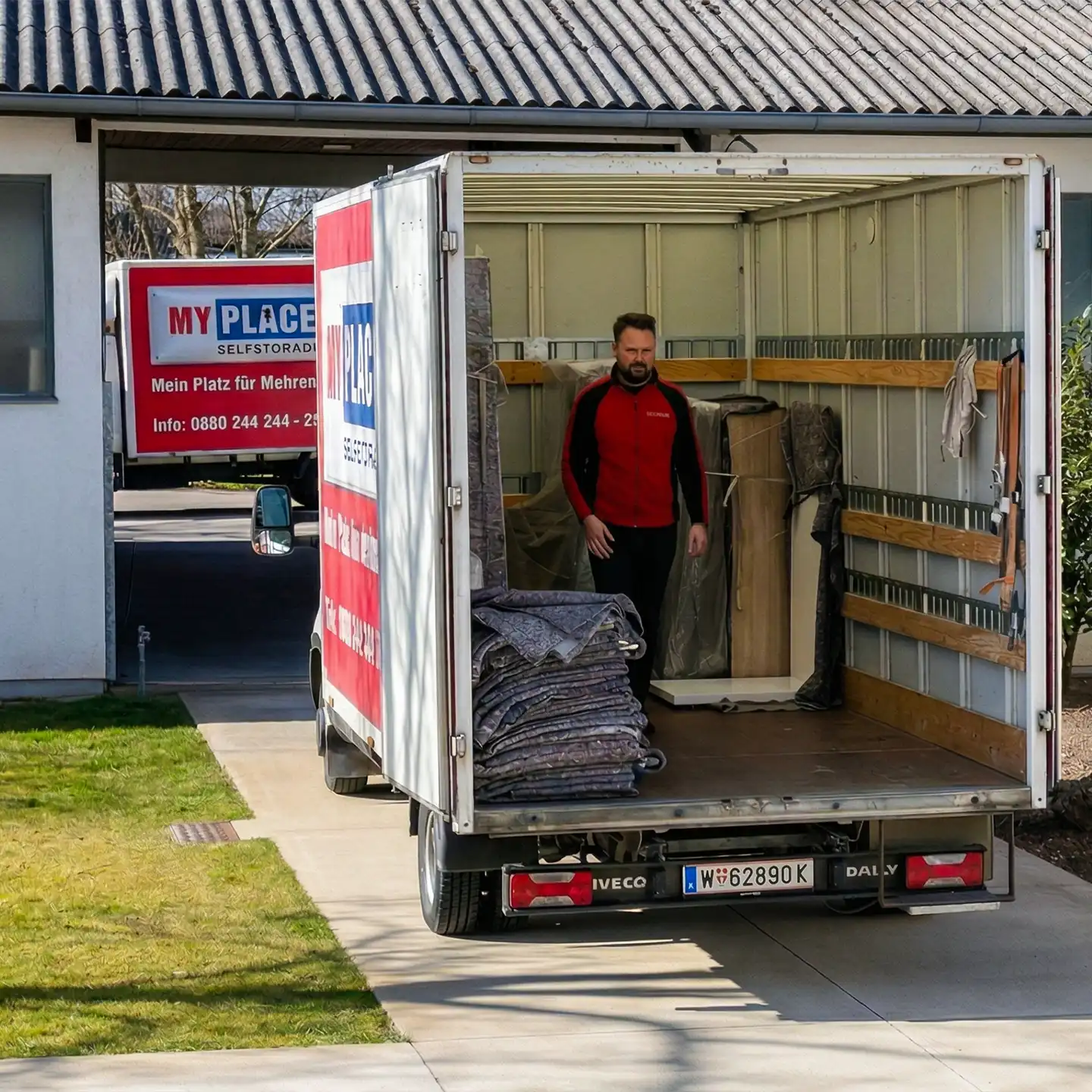 Umzugsservice Innsbruck - Möbel im Transporter verladen