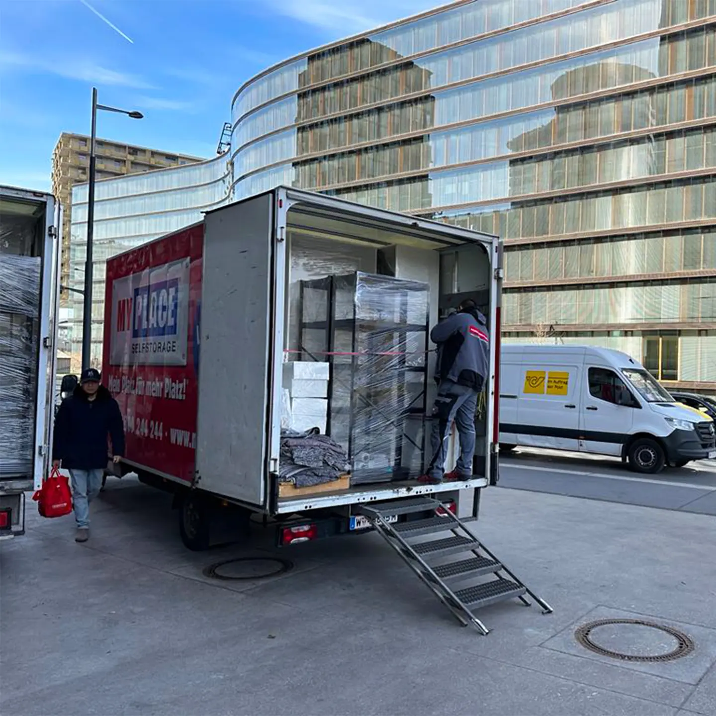 Umzugswagen beim Beladen in Graz