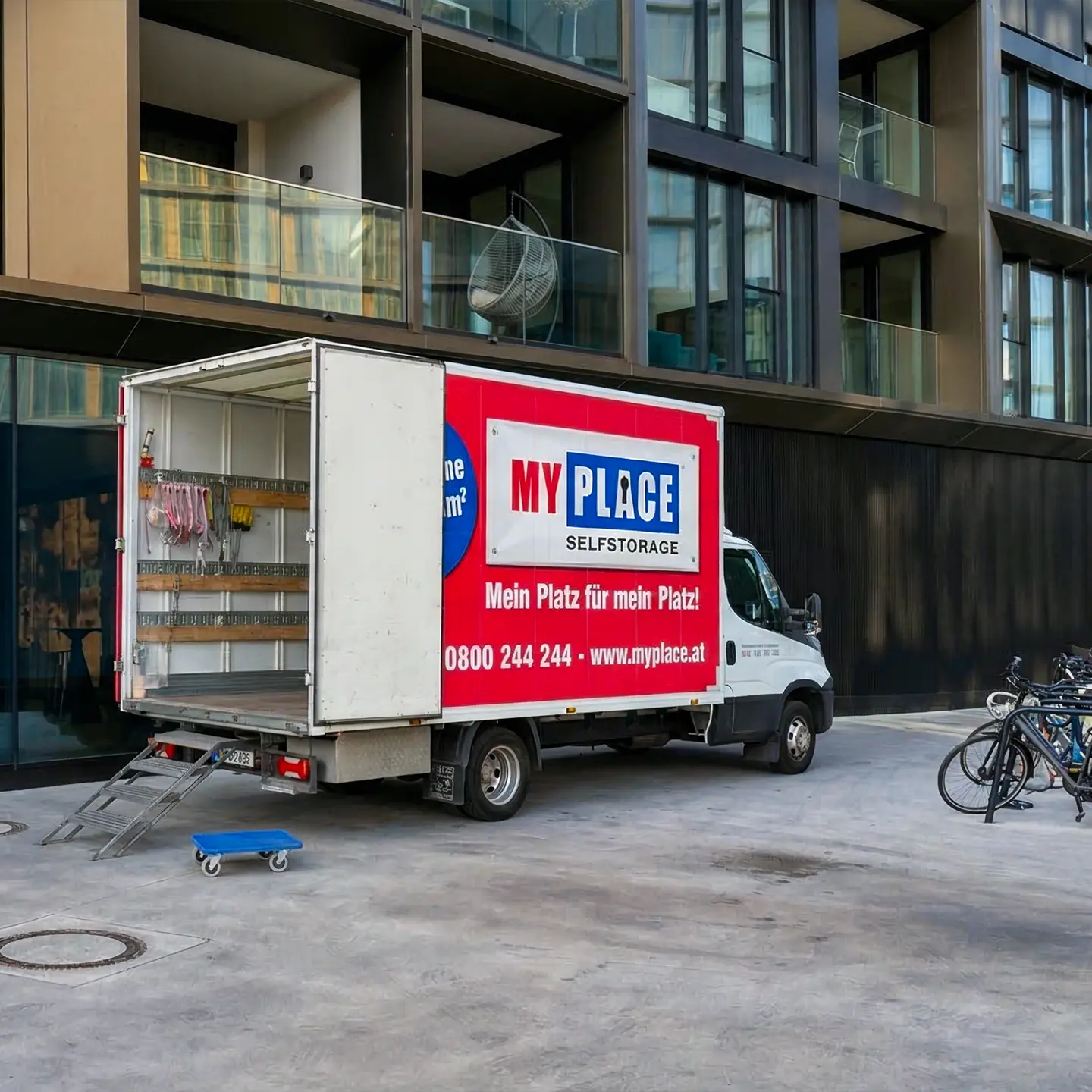 Umzugswagen vor Wohnhaus Wien–Graz