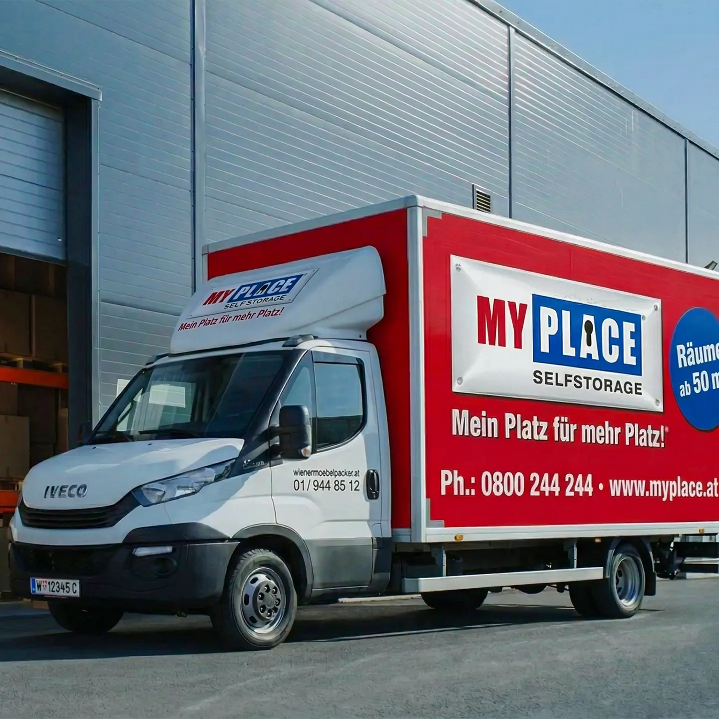 Wiener Möbelwagen vor dem Lagerhaus