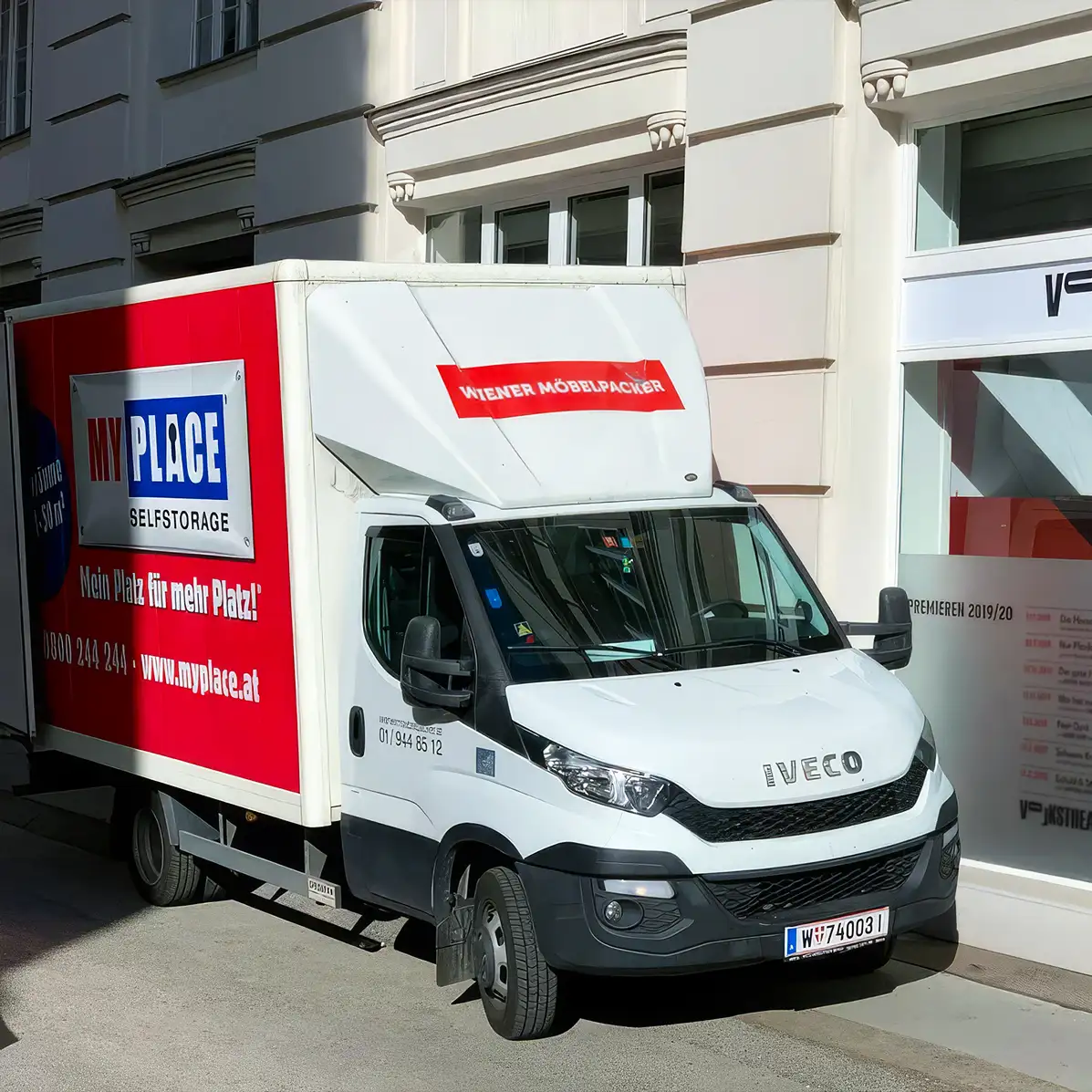 ein LKW voller Verpackungskartons