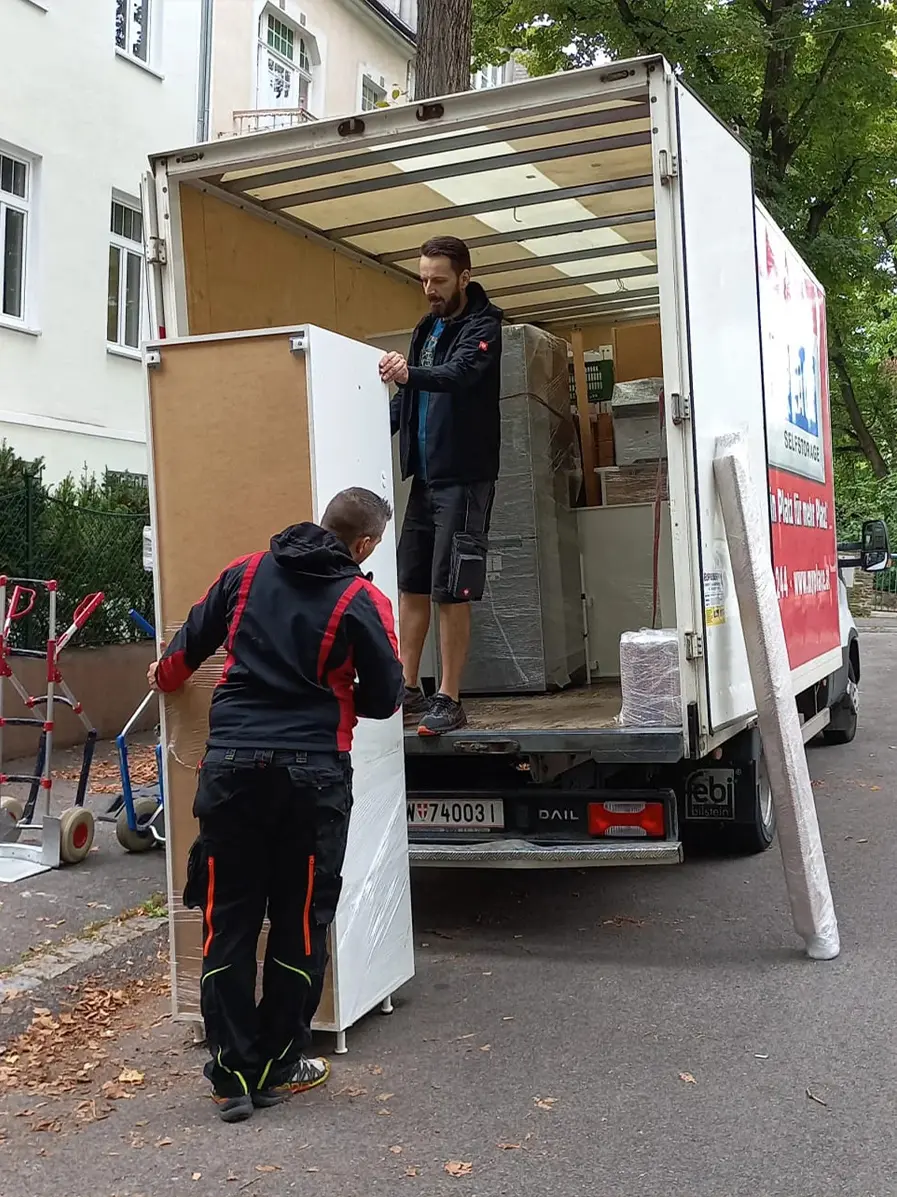 Möbel in LKW verladen Umzug