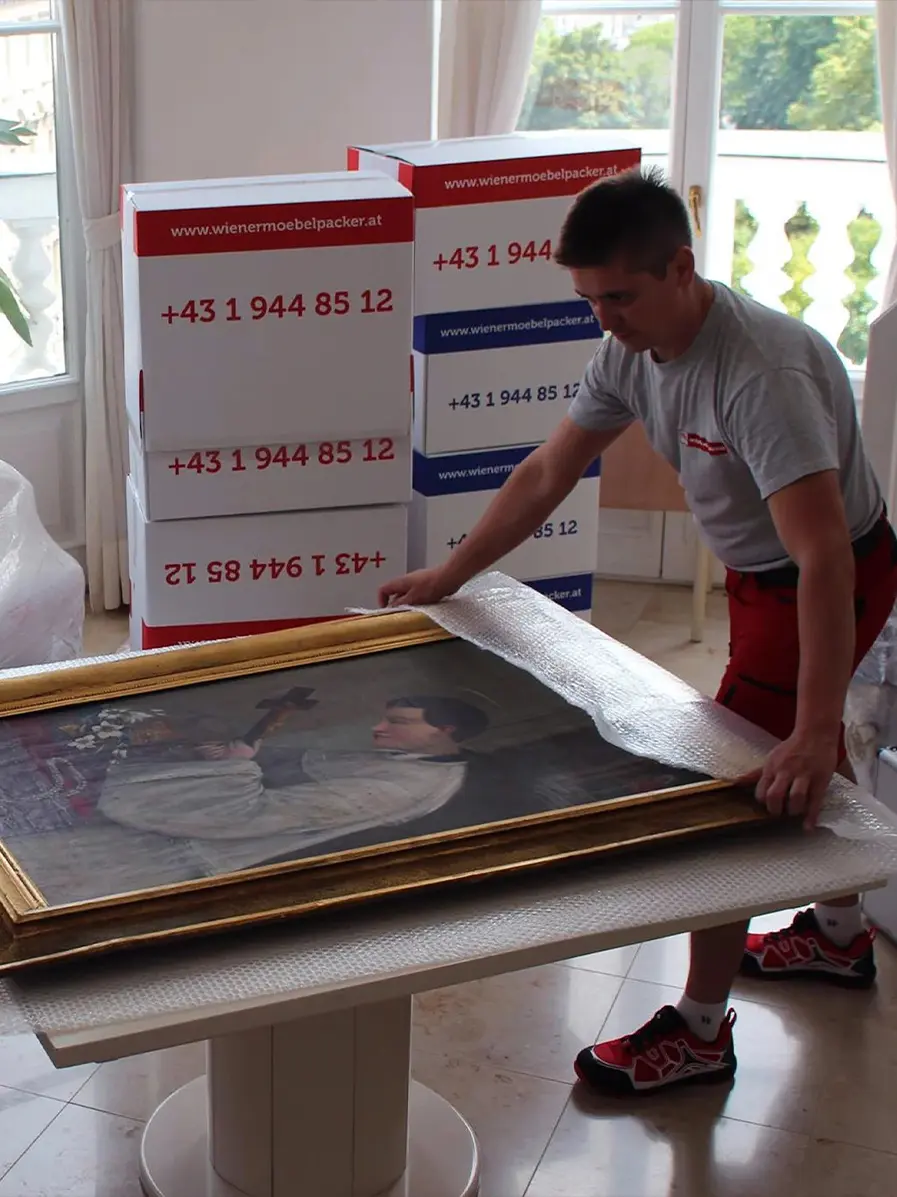 Sorgfältige Verpackung von Bildern