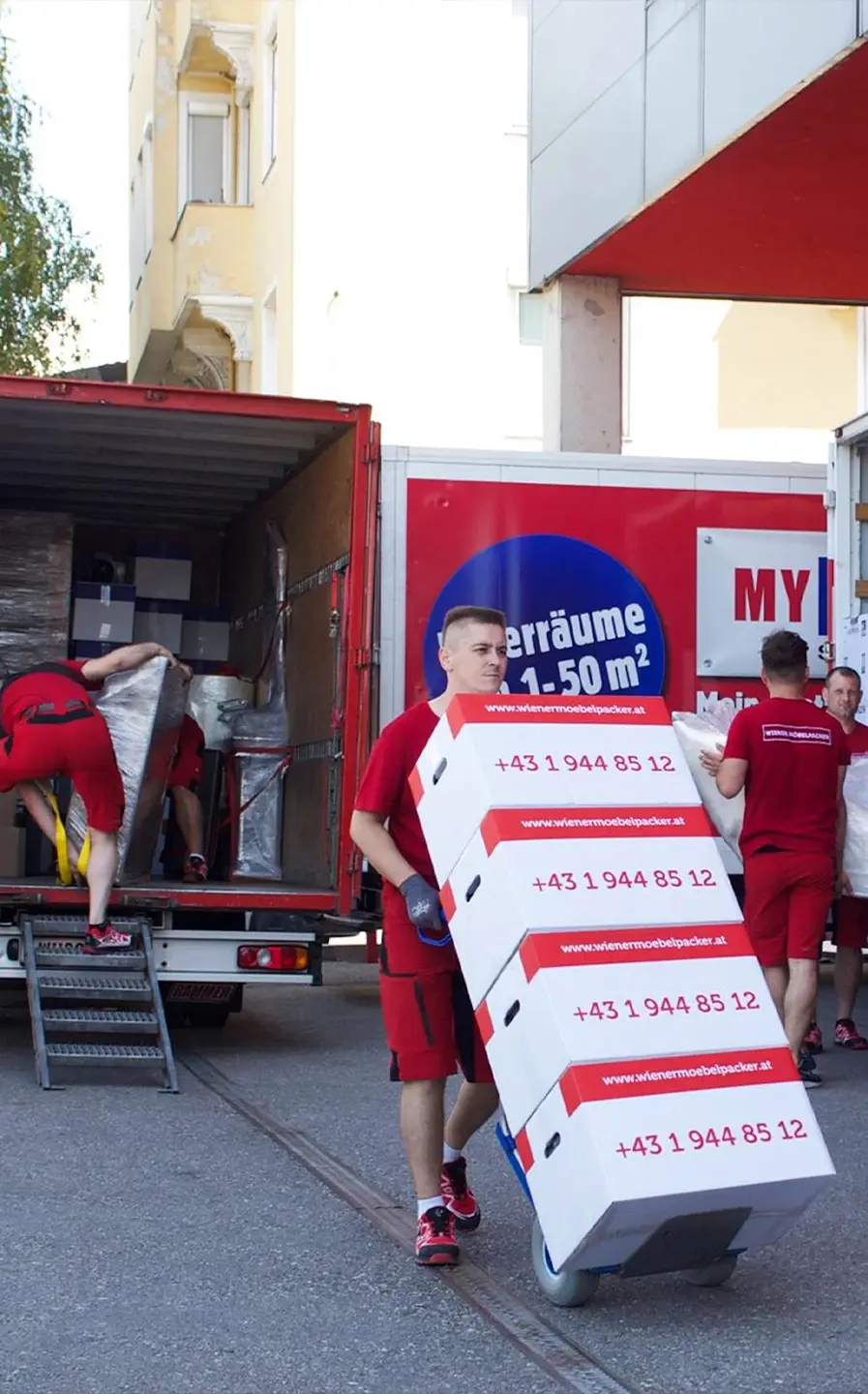 Umzugshelfer beim Ausladen