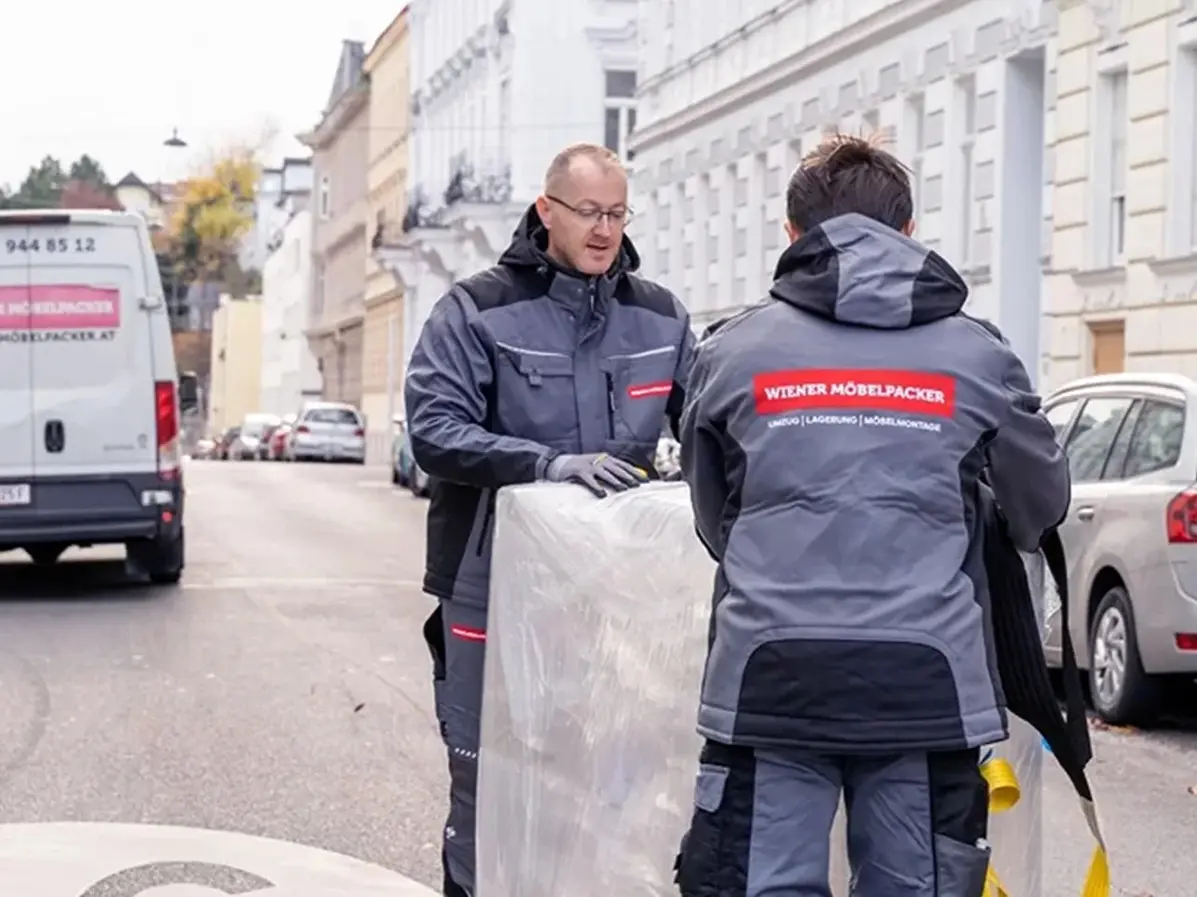 Umzugshelfer beim Möbeltransport