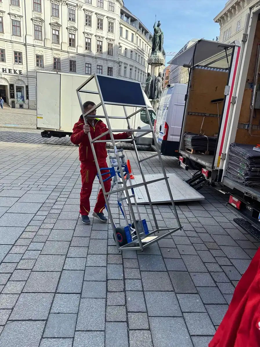 Umzugskartons und Transportwagen