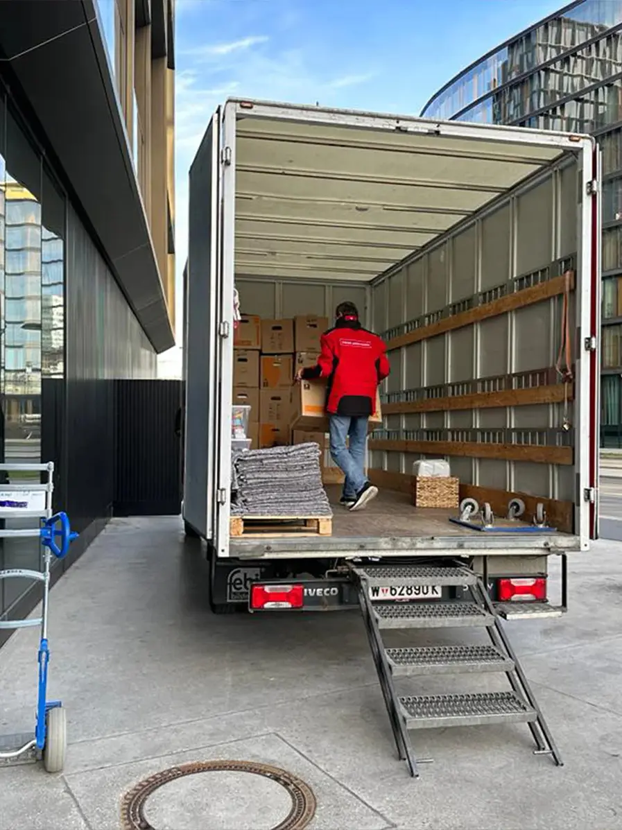 Umzugswagen wird in München beladen