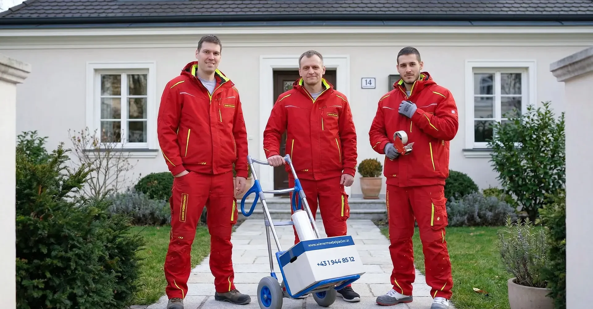 Umzugshelfer vor Haus in Wien